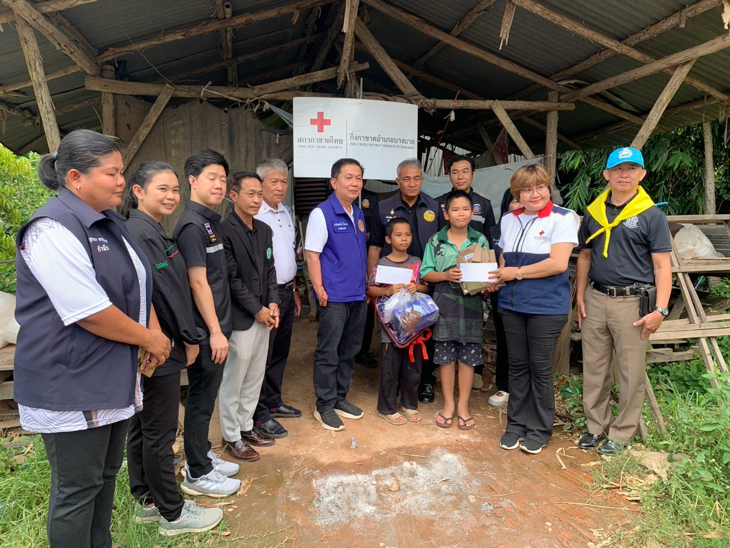 สพอ.บางบาล : ร่วมลงพื้นที่มอบสิ่งของ ช่วยเหลือกลุ่มเปราะบาง และเยี่ยมบ้านตาม โครงการกาชาดรวมพลังซ่อมบ้านสร้างที่พึ่งฯ